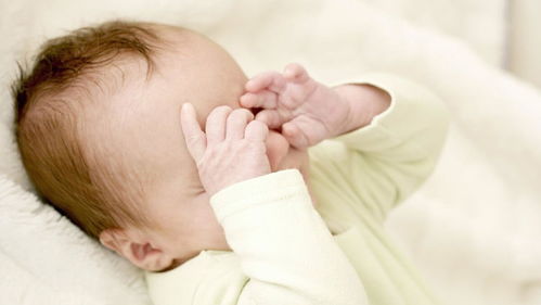 婴儿白天小睡时间多长：睡眠的重要性与时间管理