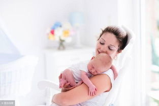 怎样预防新生儿吐奶和呛奶