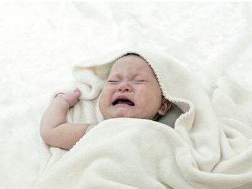 婴儿睡觉时哭闹挣扎什么原因