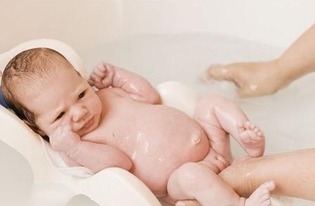怎样帮新生儿洗澡