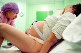 产妇分娩时助产士应该怎么做