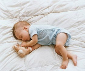 婴儿白天睡觉比晚上踏实