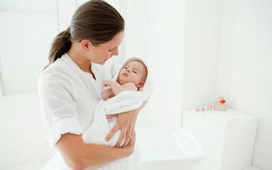 正常分娩的母婴接触应在产后