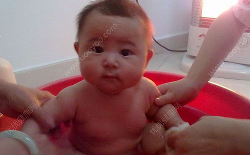 婴儿沐浴时，哪些做法是正确的