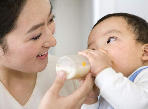 预防新生儿过敏奶粉