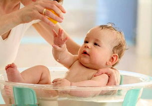 婴儿沐浴时应遵循( )清洗方式