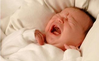 新生儿哭闹的原因和安抚的方法新生儿打喷嚏